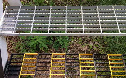 樓梯踏步鋼格柵.jpg 樓梯踏步鋼格柵.jpg